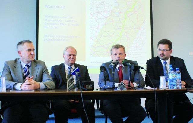 Od lewej: Robert Tyszkiewicz, Jerzy Brzeziński, Jacek Piorunek i Marcin Sroczyński podczas konferencji nt. wytyczenia przebiegu Via Baltiki