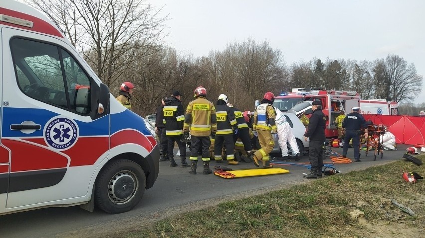 Zderzenie dwóch samochodów. Trzy osoby poszkodowane, czwarta...