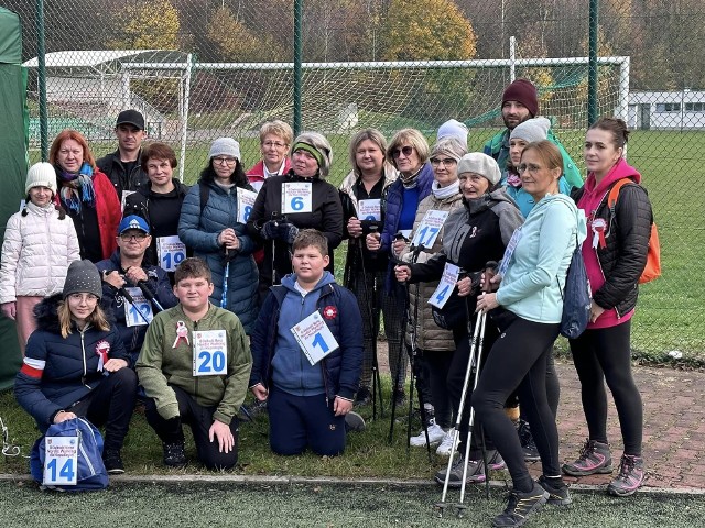 Ponad  30 osób wzięło udział w 3. Dwikoskim Marszu Nordic Walking dla Niepodległej. Zobacz na kolejnych zdjęciach