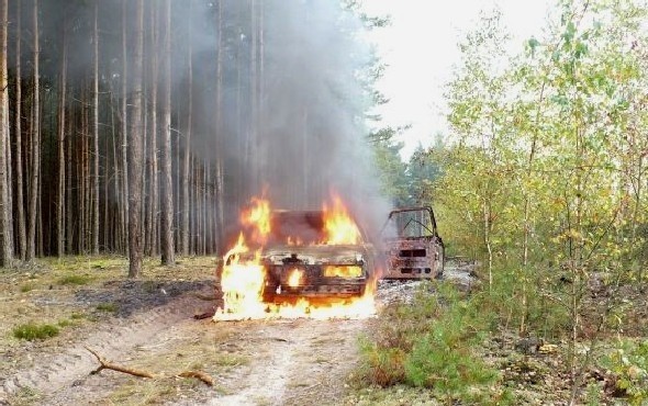 Pożar samochodu w lesie