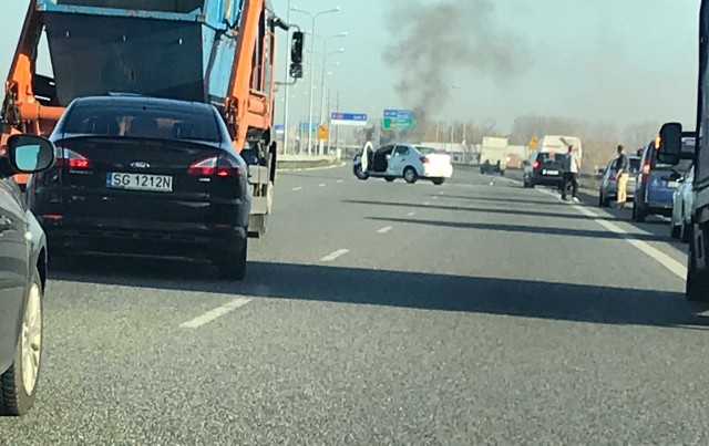 Pożar samochodu na autostradzie A1 powoduje ogromne korki na trasie w kierunku Katowic