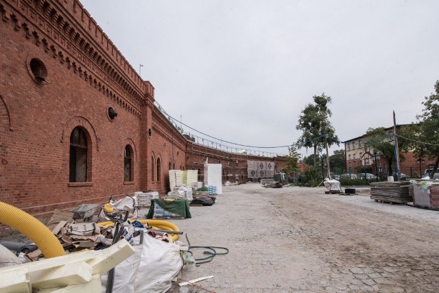 Trwa adaptacja Koszarów Bramy Chełmińskiej na Muzeum Twierdzy Toruń. Kilka dni temu plac budowy wizytowali przedstawiciele miasta