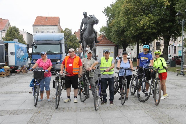 Uczestnicy rowerowego spaceru z przewodnikiem z Chełmna na teren powiatu świeckiego