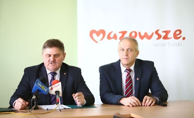 Umowy w sprawie dofinansowania projektu w piątek w Delegaturze Urzędu Marszałkowskiego w Radomiu podpisali wicemarszałek Leszek Ruszczyk (od lewejk)  i  burmistrz Warki Dariusz Gizka.