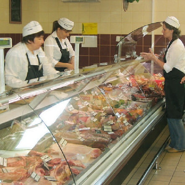 Jak wszystkie inne sklepy z żywnością, także radziejowski market "Stokrotka" jest regularnie odwiedzany przez kontrolerów stacji sanitarno - epidemiologicznej. Tu klienci mogą czuć się bezpiecznie, dotychczasowe kontrole wykazały, że mięso, wędliny i nabi