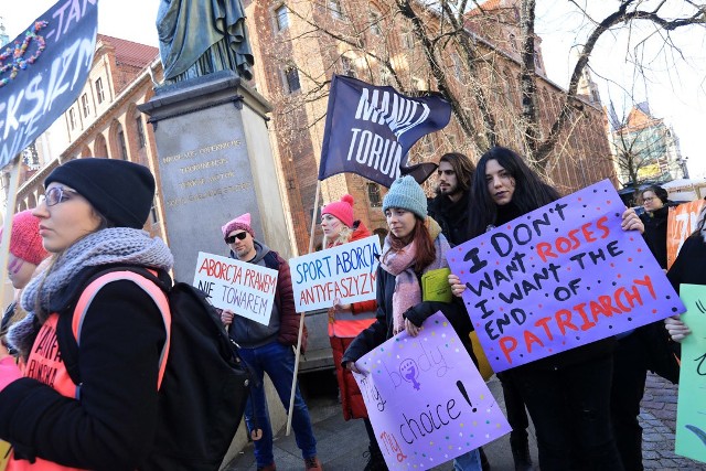 "Wolność, równość prawa kobiet". "Kobiet prawa wspólna sprawa". Między innymi takie hasła skandowali uczestnicy Manify Toruńskiej, która w sobotę przeszła ulicami miasta. Jak podkreślali organizatorzy wydarzenia, spotkanie miało na celu zamanifestowanie sprzeciwu wobec dyskryminacji kobiet i jakiejkolwiek formy przemocy.  Tej najbardziej widocznej fizycznej, ale również słownej, seksualnej, ekonomicznej i systemowej, niezależnie od płci osoby, która jej doświadcza. Hasło tegorocznej Manify brzmiało: Mocy zamiast przemocy. Stop seksistowskiej opresji! Zobacz też:W Toruniu runął zabytkowy wiązCennik ślubów kościelnych w Toruniu i okolicyNowosciTorun