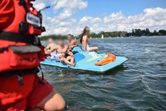 Trwa śledztwo po tragedii nad jeziorem w Boszkowie. Około 200 metrów od głównej plaży utonął 15-latek skaczący z roweru wodnego. Policja ustaliła już, że rower wypożyczono grupie osób bez kapoków czy koła ratunkowego, które mogło pomóc w ratowaniu nastolatka tonącego na oczach swoich znajomych.