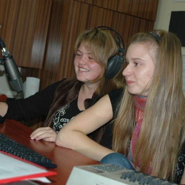 Kasia Dragon (z lewej) i Monika Motus są w Radiu Spontan od początku. Jak mają humor, lubią sobie pośpiewać na antenie.