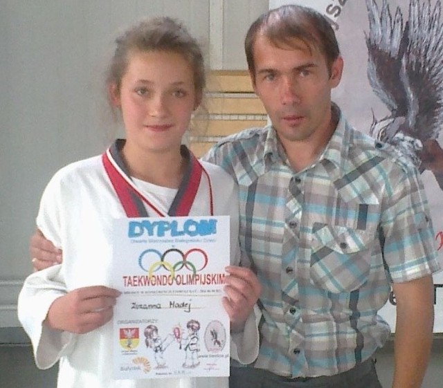 Zuzanna Madej z Iwanisk zdobyła srebrny medal w taekwondo olimpijskim. Obok trener Grzegorz Starba. 