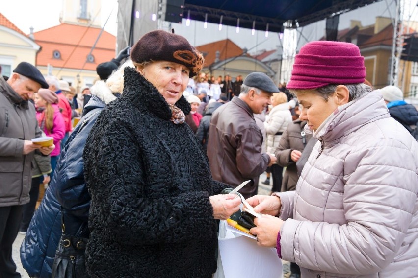 Białystok. Wigilia Miejska 2015. Rozdali 12 tys. pierogów (zdjęcia, wideo)