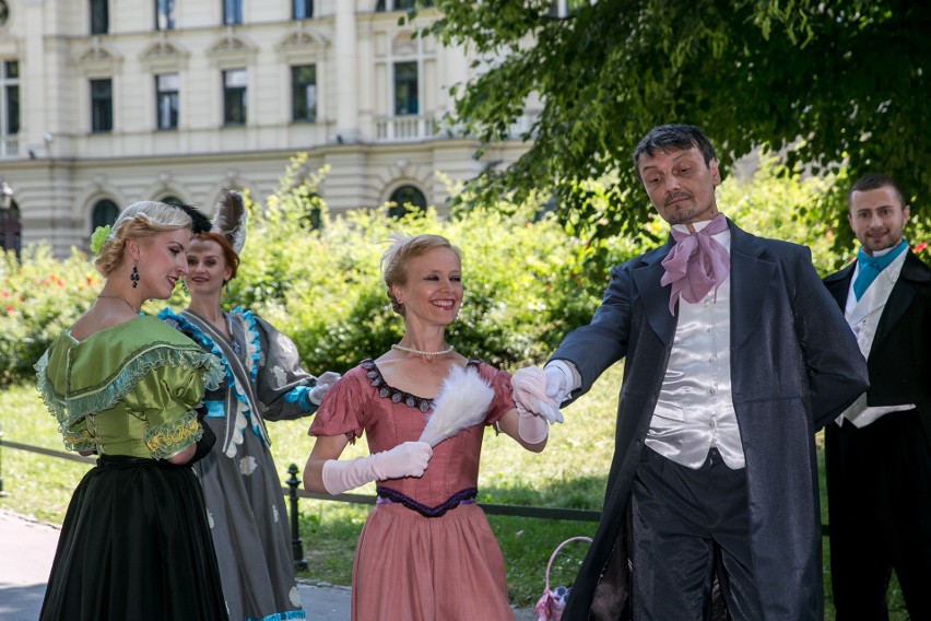Cracovia Danza tańczy na Plantach i przypomina biografię Paderewskiego