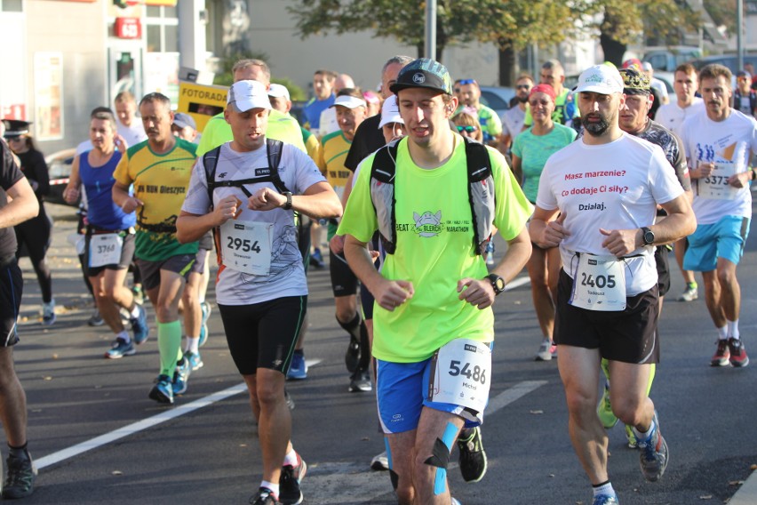 Zdjęcia z maratonu w Poznaniu 2018 - biegacze na pierwszym...