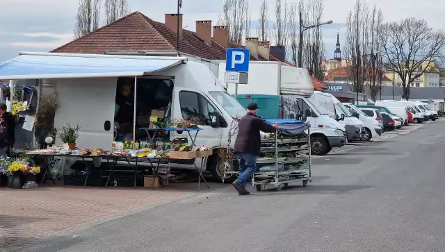 Handlowcy nie będą mieli prawa stawiać swoich samochodów na miejscach postojowych, bo wszystkie auta, wykorzystywane do handlu, będą musiały być ustawione bezpośrednio na placu.