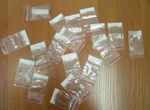 Policjanci ustalili, że 35-latek może posiadać i handlować narkotykami.