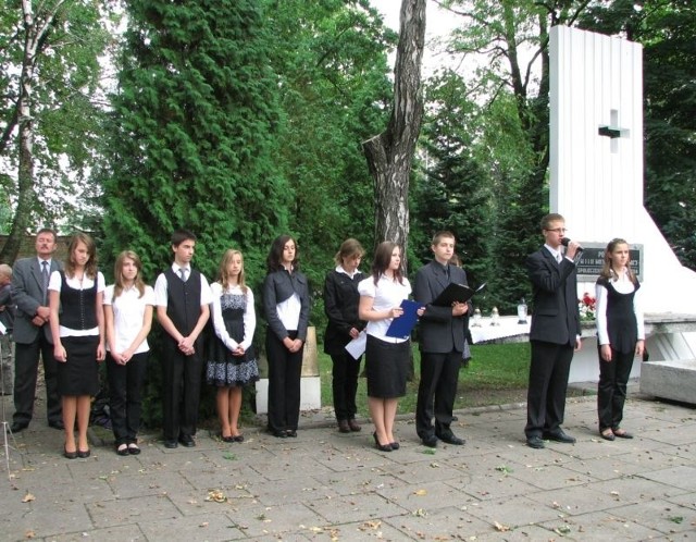 Uczniowie z Gimnazjum numer 3 w Tarnobrzegu w trakcie krótkiego programu artystycznego ku pamięci porucznika Józefa Sarny.