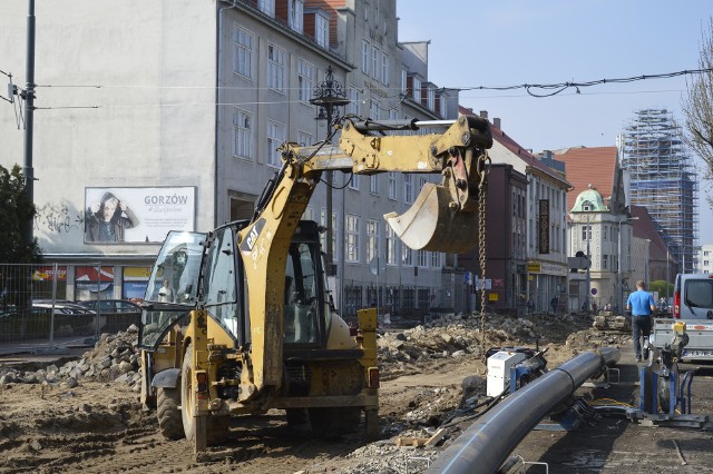 Roboty prowadzi tu Miejski Zakład Komunikacji, który dostał zlecenie na rozbiórkę wszystkiego, co związane z torowiskiem: szyn, podkładów, trakcji, okablowania. - Musimy zakończyć prace do końca kwietnia. Rozbierzemy wszystko na odcinku od Palcu Słonecznego do pętli Wieprzyce włącznie - usłyszeliśmy od prezesa MZK Romana Maksymiaka.Od 40 lat kolejne władze miasta obiecywały: wyremontujemy Kostrzyńską. Teraz w końcu słowa zamienią się w czyny. - Potwierdzam. Umowę na modernizację Kostrzyńskiej podpisujemy 20 kwietnia. Firma ma 30 dni na rozpoczęcie prac - powiedziała nam wczoraj wiceprezydent Agnieszka Surmacz.[sc]30 dni to maksimum, ale wcześniej można[/sc]Zapytaliśmy A. Surmacz w imieniu Czytelników: - Dlaczego trzeba czekać te 30 dni, a nie można od razu ruszyć z kopyta z pracami?Wiceprezydent Surmacz odpowiedziała: - W tym czasie wykonawca musi zorganizować plac budowy, ustalić organizację ruchu, ogarnąć teren. Oczywiście nie ma zakazu rozpoczęcia prac szybciej, niż w 30 dni. Może rozpocznie? Na pewno jednak zacznie je najpóźniej 20 maja. Wcześniej chcemy jeszcze spotkać się z przedsiębiorcami, którzy mają nieopodal firmy. Przedstawić wstępny grafik prac, harmonogram. Tak, by mogli zaplanować np. dostawy.Co nie znaczy, że nikt przy Kostrzyńskiej nie pracuje. Roboty prowadzi tu Miejski Zakład Komunikacji, który dostał zlecenie na rozbiórkę wszystkiego, co związane z torowiskiem: szyn, podkładów, trakcji, okablowania. - Musimy zakończyć prace do końca kwietnia. Rozbierzemy wszystko na odcinku od Palcu Słonecznego do pętli Wieprzyce włącznie - usłyszeliśmy od prezesa MZK Romana Maksymiaka.[sc]Nie musisz mieć auta, żeby odczuć utrudnienia[/sc]Jednak jeszcze większym wyzwaniem dla MZK będzie organizacja komunikacji w czasie remontu ul. Kostrzyńskiej. - Ulica będzie czasami nieprzejezdna. Objazdy zostaną wytyczone m.in. ul. Dobrą do Myśliborskiej. Szczegółów wciąż nie znamy, też czekamy na informacje od wykonawcy. Jedno jest pewne: przy tej ulicy mamy swoją bazę. Musimy mieć możliwość wyjazdu. Choć alternatywą jest brama od ul. Dobrej - dodał R.  Maksymiak.Tak czy inaczej remont Kostrzyńskiej dotknie także tysiące pasażerów MZK, a nie tylko zmotoryzowanych. No i nie tylko gorzowian - objazdami będą musieli jeździć mieszkańcy Bogdańca i sąsiednich miejscowości a także m.in. Witnicy czy Kostrzyna.- Jeśli objazd do ul. Kostrzyńskiej ma wieść ul. Myśliborską i Dobrą, to dla wielu mieszkańców szybszą opcją będzie spacer do domu, niż jazda autobusem. Zwłaszcza w godzinach szczytu - zauważył wczoraj pasażer MZK pan Marek. Niewykluczone. Szybki marsz sprzed Askany do Tartacznej zajmuje około 20 minut. Autobus - jeśli będą korki - faktycznie może jechać dłużej. [sc]Trzy inne drogi w mieście już są mocno rozkopane[/sc]Podpisanie umowy na modernizację oznacza, że w piątek Kostrzyńska oficjalnie dołączy do listy rozkopanych ulic. Prace bowiem trwają także przy ul. Walczaka, Myśliborskiej i na Sikorskiego.Przy ul. Walczaka remontowane jest torowisko (od wieżowca Stilonu do ronda Gdańskiego). Dlatego zwężono tu szerokość jezdni i momentami auta jadą „na lusterka”. Prace idą ekspresowo, na pewno zakończą się jeszcze w tym roku. Aktualnie fachowcy układają nowe chodniki, instalacje podziemne, szykują się do montażu nowych szyn. To prace za 18,4 mln zł. Wykonawca nie traci czasu, fachowcy zasuwają nawet w weekendy. Nic dziwnego. W umowie kara za jeden dzień spóźnienia to 25 tys. zł.Na Myśliborskiej też są wykopy. Najwięcej utrudnień dla kierowców jest na rondzie (tym na wjeździe na os. Europejskie). Dobre wieści? Pierwsza nitka nowej drogi lada dzień będzie pokrywana asfaltem, zaraz będą też chodniki. Finał prac jeszcze w pierwszym półroczu bieżącego roku. Za zawinione opóźnienia wykonawca będzie płacił 15 tys. zł dziennie.Najwięcej mieszkańców codziennie obserwuje jednak przebudowę ul. Sikorskiego. Prace trwają na kilku odcinkach. - Uważam, że mogłyby iść szybciej, ale opóźnień na dziś żadnych nie ma. To cały czas prace rozbiórkowe. Być może wykonawca inaczej rozkłada robotę - powiedziała nam wiceprezydent A. Surmacz. Tutaj wykopy i utrudnienia będą jeszcze w 2019 r. W wypadku tej inwestycji spóźnienie będzie karane kwotą 30 tys. zł za dzień.POLECAMY PAŃSTWA UWADZE: