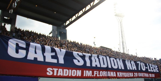 WSZYSTKO co powinniście wiedzieć o meczu POGOŃ - SANDECJA ---->>>70. urodziny Pogoń Szczecin obchodziła 21 kwietnia, ale wówczas Portowcy grali w dalekich Gliwicach. Dlatego obchody okrągłej rocznicy narodzin klubu przełożono na 28 kwietnia. Tego dnia, w sobotę, Pogoń gra z Sandecją. Oprócz fajerwerków na boisku, powinniśmy się spodziewać wielu atrakcji na trybunach. 