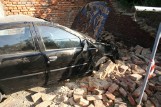 Kalisz: Ściana kamienicy runęła na zaparkowany samochód przy ul. Wioślarskiej [ZDJĘCIA]