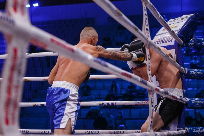 KnockOut Boxing Night 13 w Tarnowie. Efektowne wygrane Masternaka, Różańskiego, Balskiego i braci Kiwiorów [DUŻO ZDJĘĆ]      