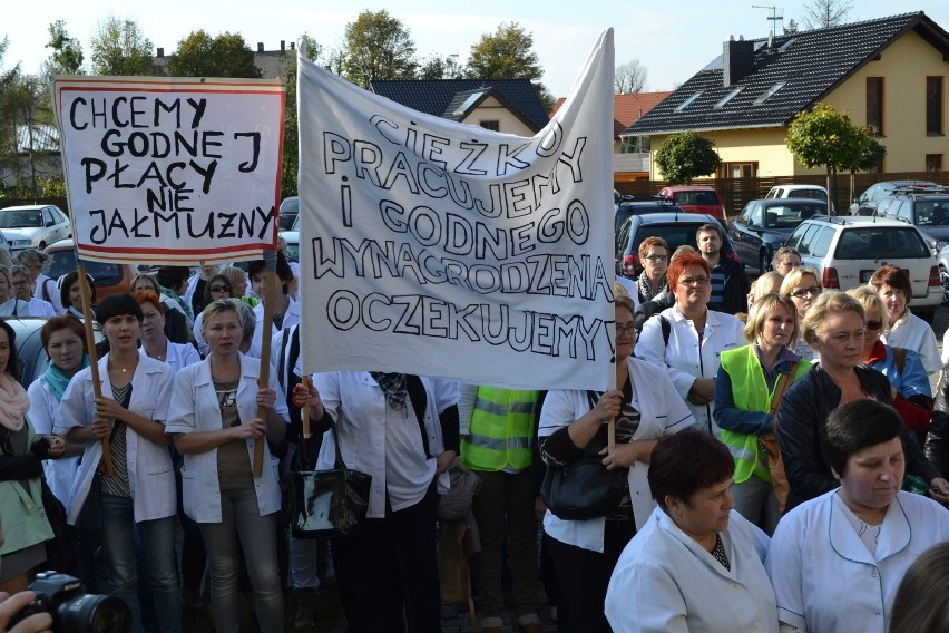 Manifestacja pielęgniarek w Raciborzu. Pielęgniarki przyszły z wuwuzelami [ZDJĘCIA]