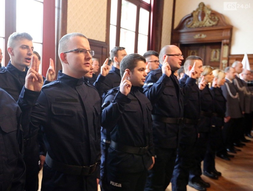 Ślubowanie policjantów w Sali Rycerskiej Urzędu Wojewódzkiego w Szczecinie