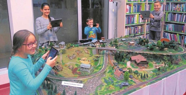 Młodzi czytelnicy dobczyckiej biblioteki przy odnowionej makiecie z projektu „Konstruktorzy marzeń”