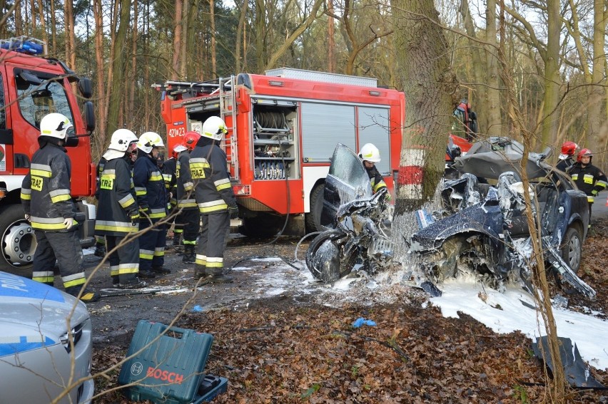 Śmiertelny wypadek. Opel wbił się w drzewo i stanął w płomieniach