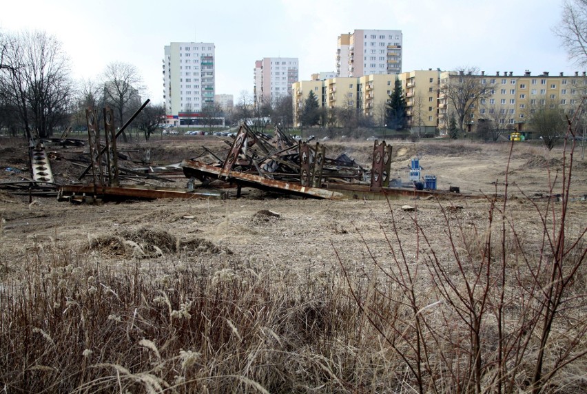 Koniec ery „szkieletora” przy ul. Jutrzenki. Czas na inwestycje (ZDJĘCIA)