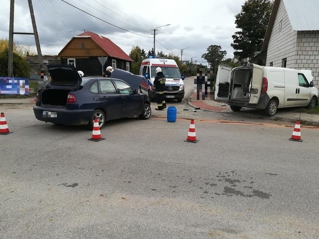 W czwartek przed godziną 15 strażacy z OSP Suchowola zostali zadysponowani do kolizji dwóch aut na skrzyżowaniu w Suchowoli.