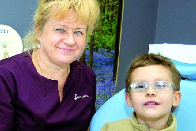 Podczas wizyty adaptacyjnej dentysta nie przeprowadza żadnych zabiegów. To czas, by dziecko oswoiło się lekarzem i gabinetem stomatologicznym.