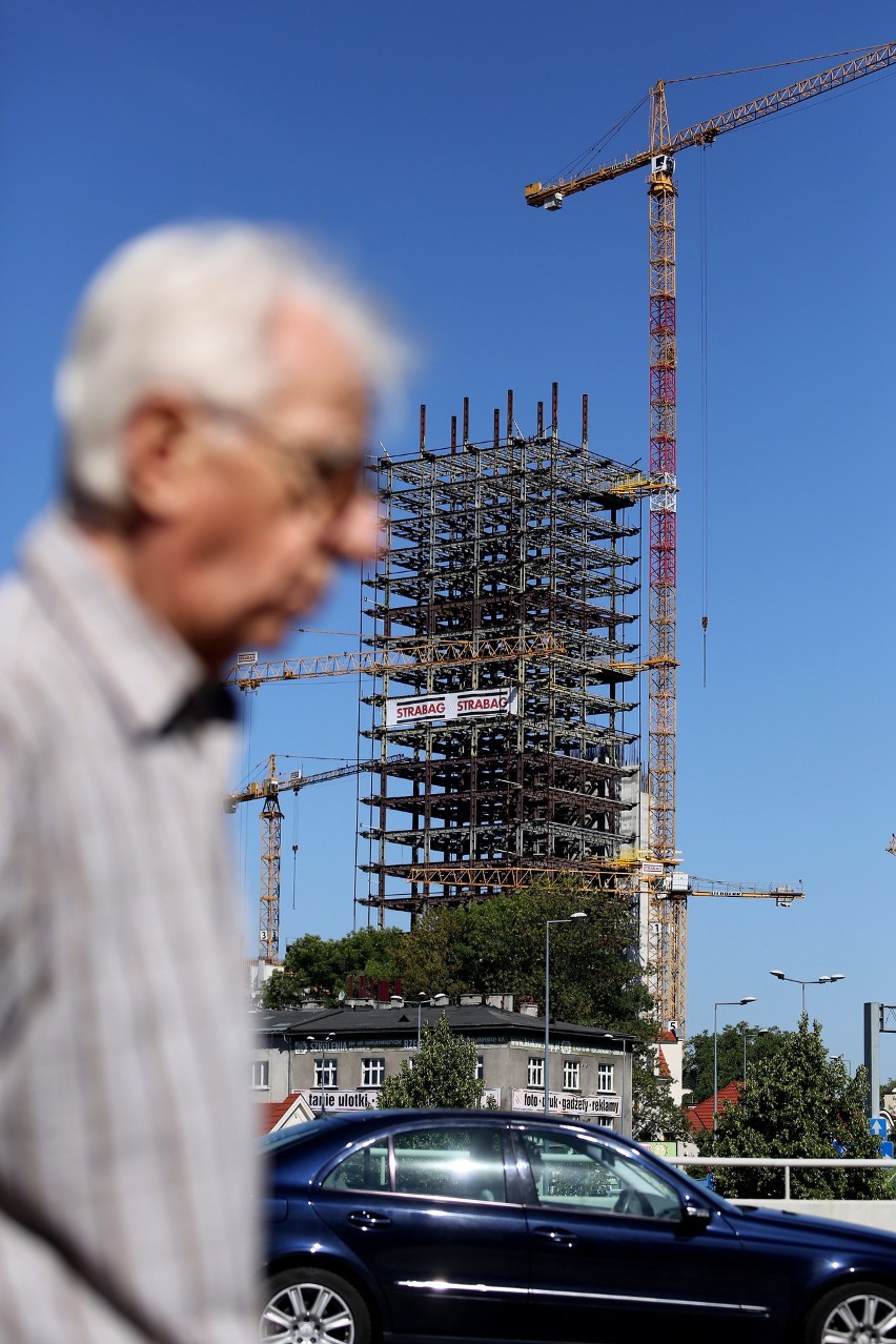 Kraków. Szkieletor zmienia się z dnia na dzień, rosną nowe budynki [NOWE ZDJĘCIA]