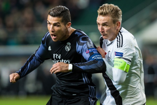 02.11.2016 warszawa ulica lazienkowska 3  stadion legii warszawa mecz fazy grupowej ligi mistrzow legia warszawa real madryt pilka nozna liga mistrzow uefa mecz bez kibicow puste trybuny nz cristiano ronaldo  jakub rzezniczak fot. szymon starnawski / polska press