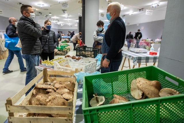 Frymark bydgoski, czyli jarmark z produktami ekologicznymi, regionalnymi i rękodziełem - jak co tydzień - odbył się przy ul. Gdańskiej 8 - na placu przy dawnym CH Drukarnia i na parterze obiektu. Wystawcy proponowali przede wszystkim smaki jesieni - świeże, sezonowe warzywa i owoce, ale także przetwory. Była okazja zaopatrzyć się w herbaty na jesienne dni. Wśród różnych rodzajów olejów, był i ten dyniowy. Jak zwykle był wybór nabiału, wędlin, przypraw czy słodkości - również w wersji bezpiecznej dla dla cukrzyków.