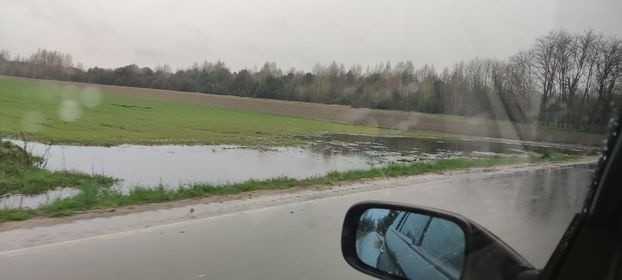 Fragment nowo zbudowanej drogi powiatowej w Taczowie, który...