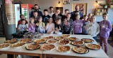 Uczniowie Szkoły Twórczej w Cudzynowicach uczyli się robić pizzę. Bardzo smakowita lekcja w kazimierskiej Komodzie Smaku