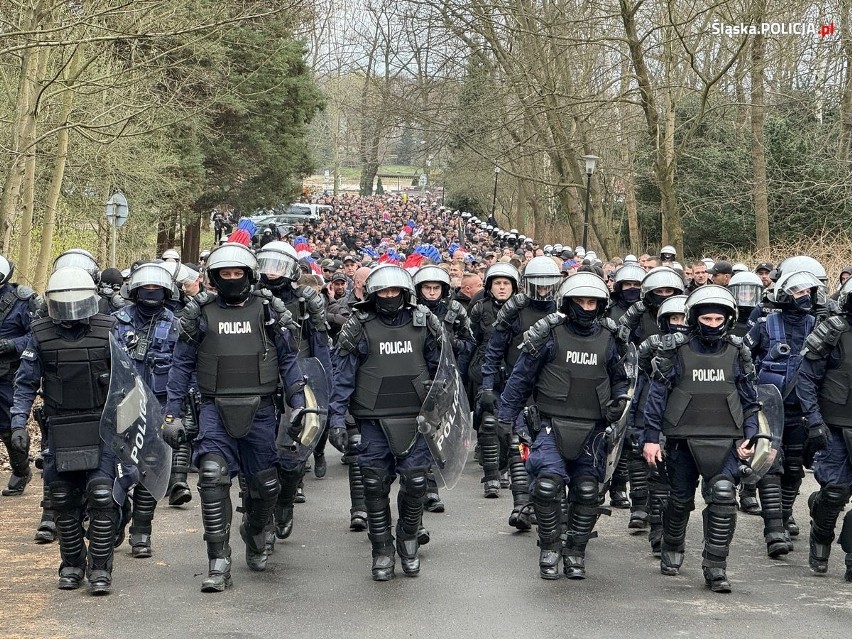 Zabezpieczenie policyjne w czasie derbów Ruchu Chorzów z...