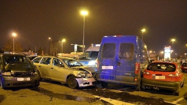 W karambolu na parkingu ucierpiały cztery pojazdy i kierowca audi.