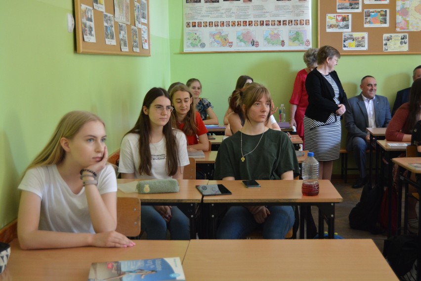 Ostrołęka. Szkoły otrzymały wsparcie z samorządu Mazowsza. Trzy placówki zostały wyposażone w sprzęt do nauki: komputery, tablety, itp