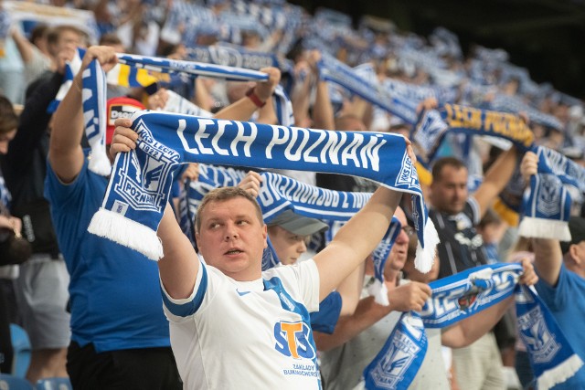 Lech Poznań w niedzielny wieczór rozegrał na własnym stadionie czwarty mecz w tym roku przy udziale publiczności i pokonał Lechię Gdańsk 2:0. Ze spotkania na spotkanie rośnie frekwencja na stadionie przy Bułgarskiej, a warto przypomnieć, że nadal trwa bojkot grup kibicowskich, przez co najbardziej znana trybuna na poznańskim obiekcie - Kocioł - nie wygląda tak, jak kibice w Poznaniu zostali do tego przyzwyczajeni. Tymczasem piłkarze Kolejorza w tym roku w meczach z udziałem publiczności jeszcze nie przegrali, notując w czterech spotkaniach dwa zwycięstwa i dwa remisy. W niedzielę przy Bułgarskiej było 14 652 osób (ok. 900 kibiców Lechii Gdańsk), co jest największą frekwencją w tym roku kalendarzowym (do czerwca trybuny były zamknięte z powodu pandemii), jeśli chodzi o mecze Lecha na Stadionie Miejskim (więcej kibiców było na meczu Polska - Islandia - 19 614 widzów). W liczbie tych osób 3018 stanowiły kobiety, 2163 dzieci do lat 13, a w niedzielę pierwszy raz na stadionie od dwóch lat pojawiło się 4995 kibiców. Sprawdźcie, czy nasz fotoreporter uchwycił was na zdjęciu podczas niedzielnego meczu z Lechią Gdańsk. Zobacz zdjęcia z trybun podczas meczu Lecha Poznań z Lechią Gdańsk ---->Wokół Bułgarskiej po meczu z Lechią Gdańsk: