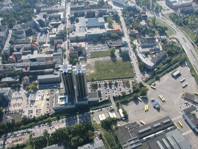 Dwa biurowce przy Mickiewicza w Katowicach: Stalexport 1, 99 m, 22 piętra, oficjalny rok budowy 1981, Stalexport 2, 92 m, 20 pieter, 1981 rok.