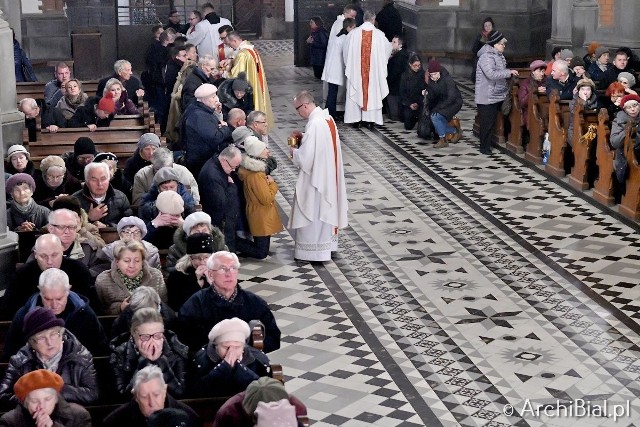 „Matka Miłosierdzia staje dzisiaj na naszej drodze i przypomina, że Jezusa trzeba przyjmować z wiarą i czystym sercem. Swoją postawą daje nam przykład jak należy to czynić” - mówił Abp Tadeusz Wojda w białostockiej bazylice archikatedralnej podczas rozpoczęcia dziewięciodniowego przygotowania archidiecezji do uroczystości patronalnej. Nabożeństwo, które swoimi tradycjami sięga Ostrej Bramy w Wilnie zwane jest Nowenną Opieki i zakończy się 16 listopada uroczystością Najświętszej Maryi Panny Matki Miłosierdzia.