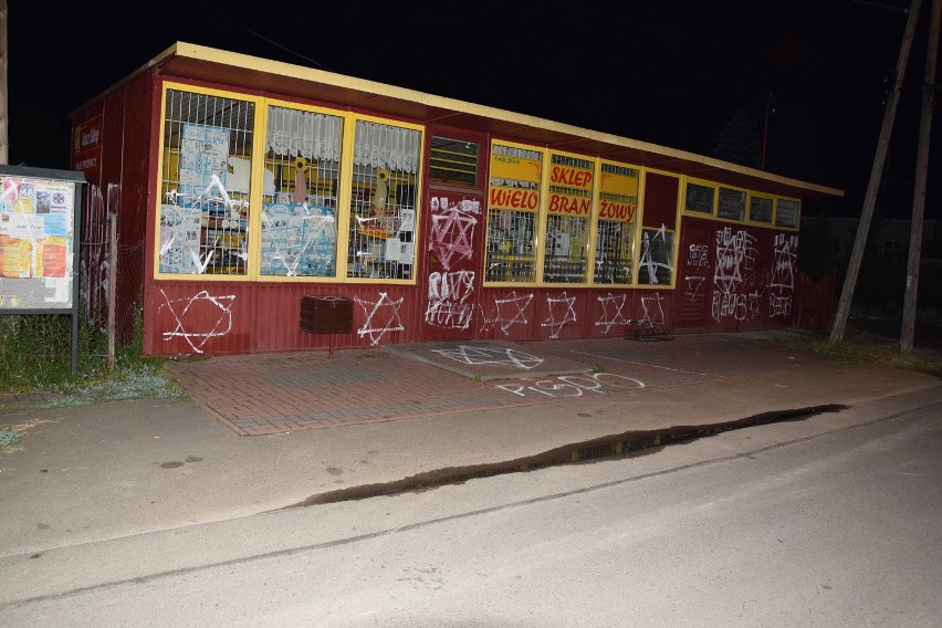Policja ściga rasistów, którzy oszpecili sklep i przystanek