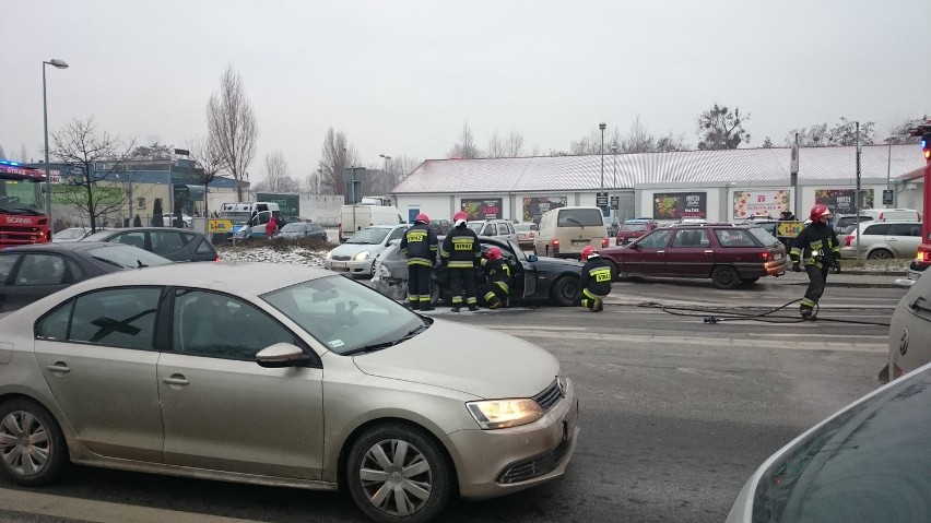 Na Braniborskiej zderzyły się dwa samochody. Jeden się zapalił
