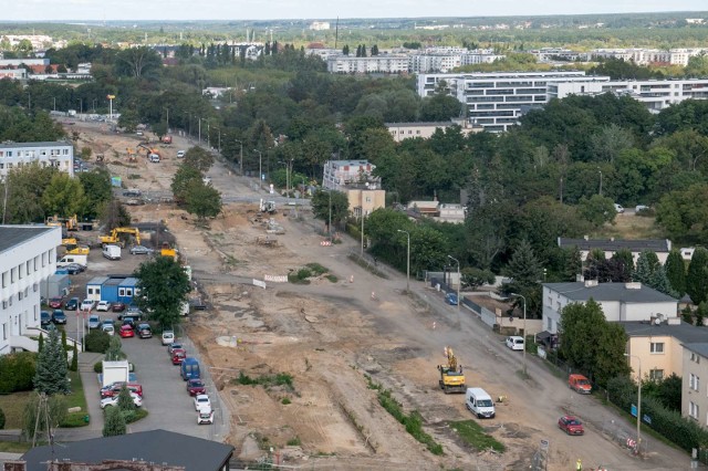 Trwa budowa trasy tramwajowej na Naramowice. Dopiero widok z góry oddaje w pełni zakres prowadzonych prac. Zobacz zdjęcia budowy zrobione z wieżowca na ul. Serbskiej --->