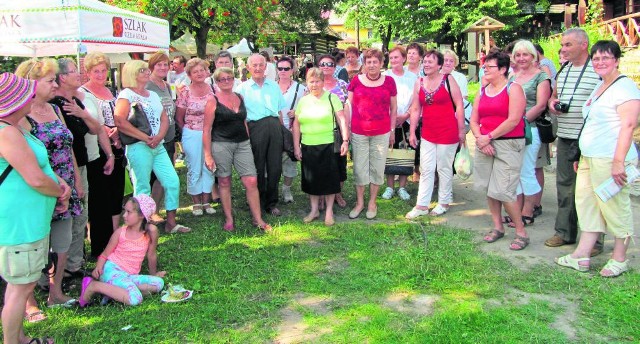 Seniorzy z gminy Wielka Wieś na wakacyjnym wyjeździe do skansenu w Wygiełzowie