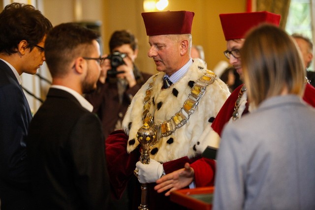 Dziś w samo południe w sali koncertowej Copernicanum Uniwersytetu Kazimierza Wielkiego przy ul. Kopernika 1 studenci odśpiewali "Gaudeamus igitur". Tak bydgoska uczelnia zainaugurowała rok akademicki.Wideo: prognoza pogody na wtorek, 10. października (źródło: TVN Meteo/x-news)