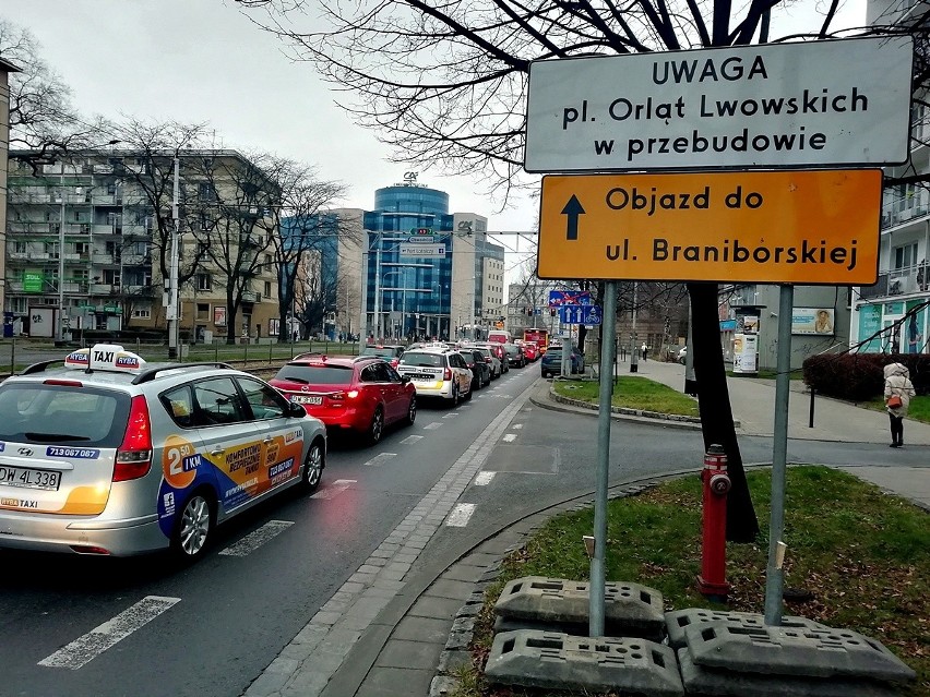 Organizacja ruchu na pl. Orląt Lwowskich od rana przechodzi...