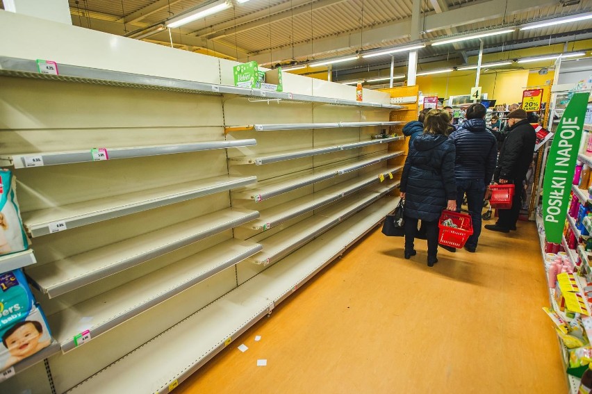 Na początku epidemii w sklepach straszyły nas puste półki z...