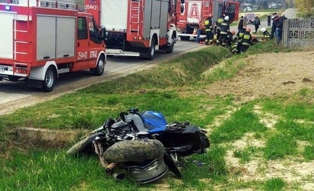 1 października w niedzielę, tuż przed godziną 16.00, doszło do fatalnego wypadku w Bargłówce, nieopodal Sośnicowic. 62-letni mężczyzna, kierujący motocyklem, zjechał z drogi wewnętrznej 919 i uderzył w drzewo. 