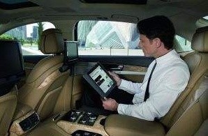 Komunikacja z Internetem odbywa się poprzez zamontowany w samochodzie moduł UMTS i antenę dachową Audi A8, co gwarantuje maksymalną stabilność połączenia przy doskonałej jakości odbioru